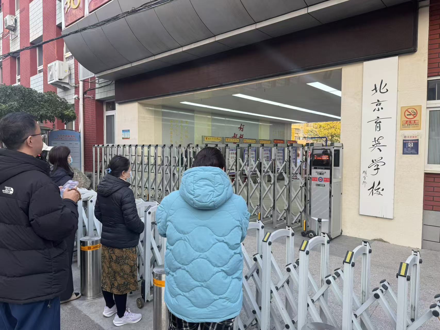 校园门口画面示意